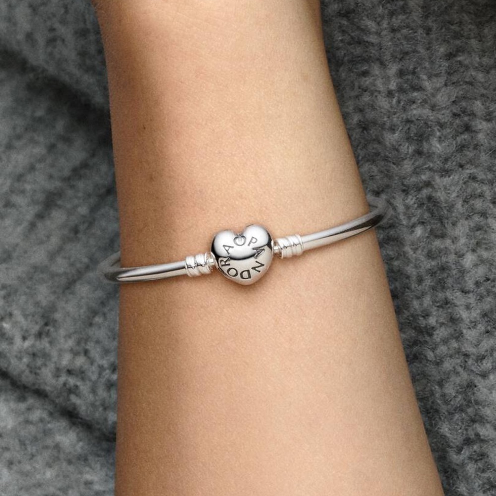Pandora Bangle Bracelet and 8 charms - Picture 2 of 11